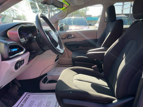 2023 Chrysler Voyager LX