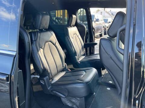 2025 Chrysler Pacifica Select