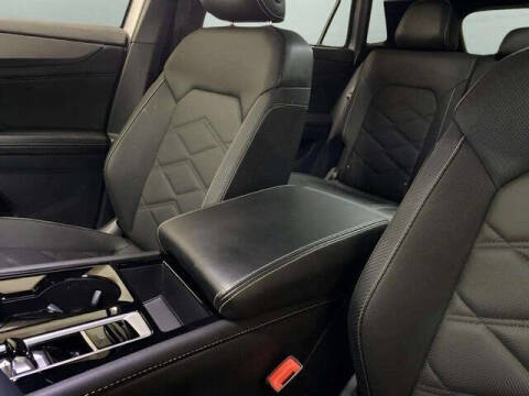 2025 Volkswagen Atlas Cross Sport SE 4Motion