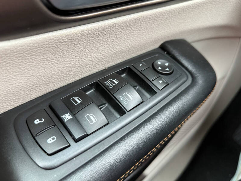 2017 Chrysler Pacifica Touring-L