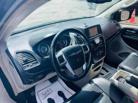 2013 Chrysler Town and Country Touring-L