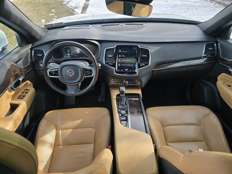 2016 Volvo XC90 T6 Momentum