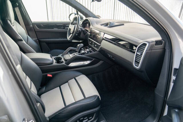 2022 Porsche Cayenne 43