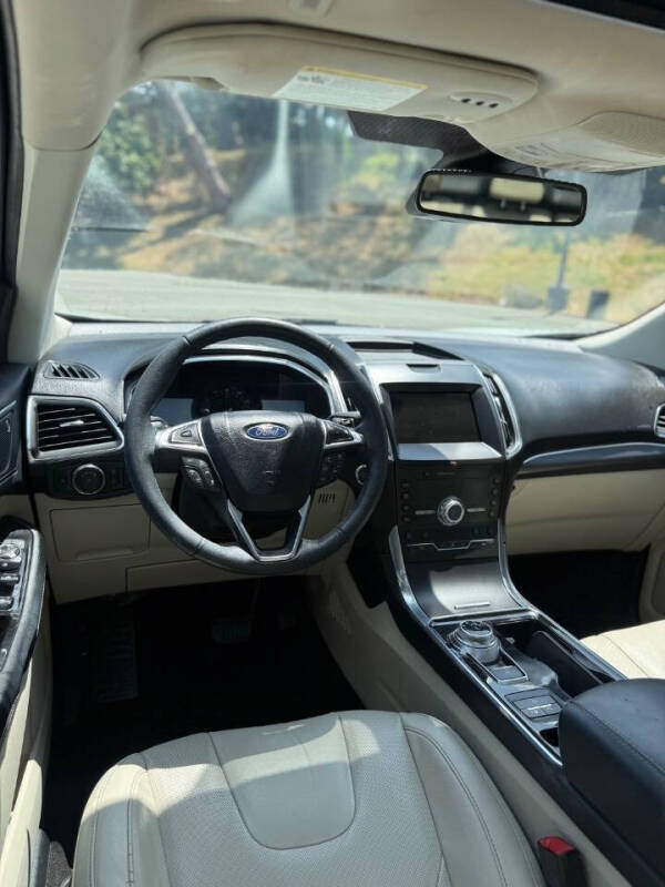 2020 Ford Edge Titanium