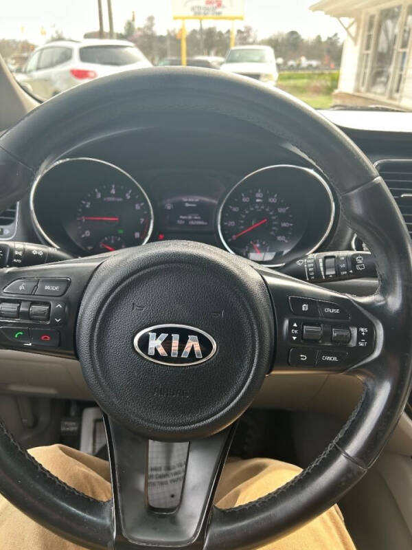 2017 Kia Sedona LX photo 10