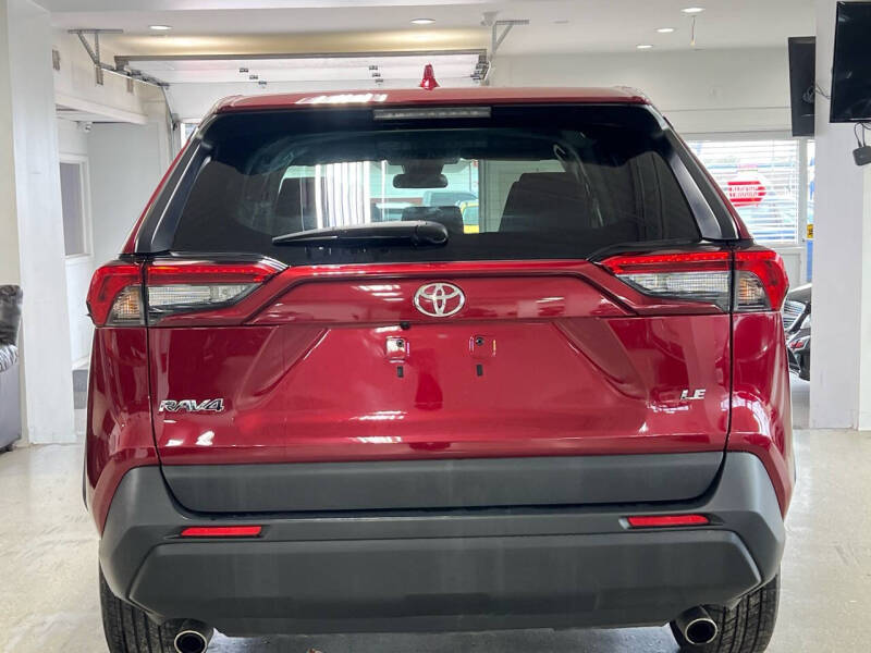 2022 Toyota RAV4 LE photo 4