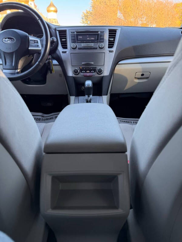 2013 Subaru Outback Premium photo 19