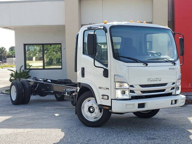 2024 Isuzu NPR HD's photo