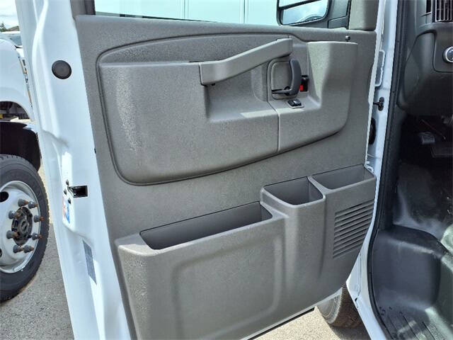 2025 Chevrolet Express 3500