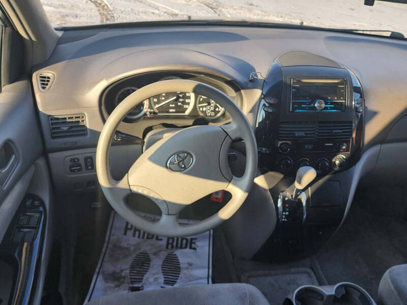 2005 Toyota Sienna LE 8 Passenger