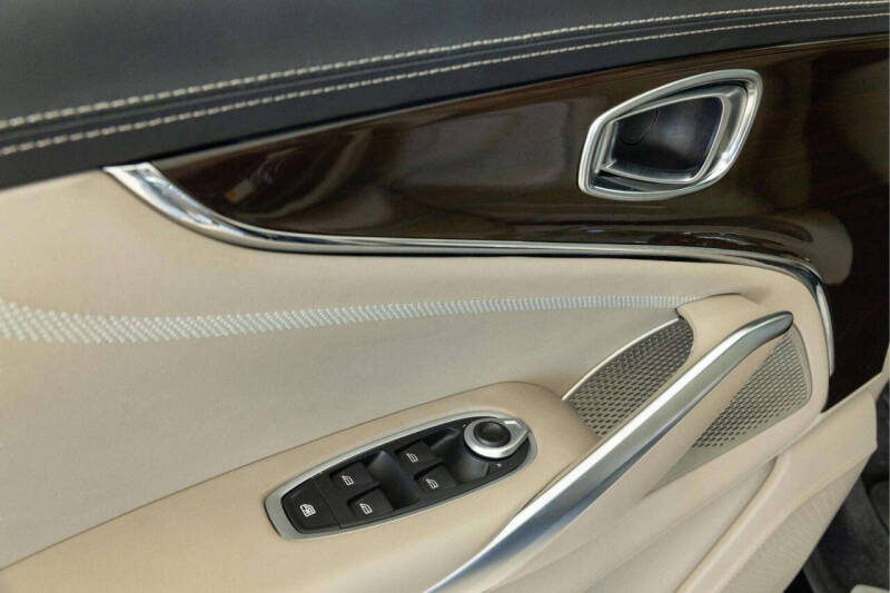 2025 Aston Martin DBX 707