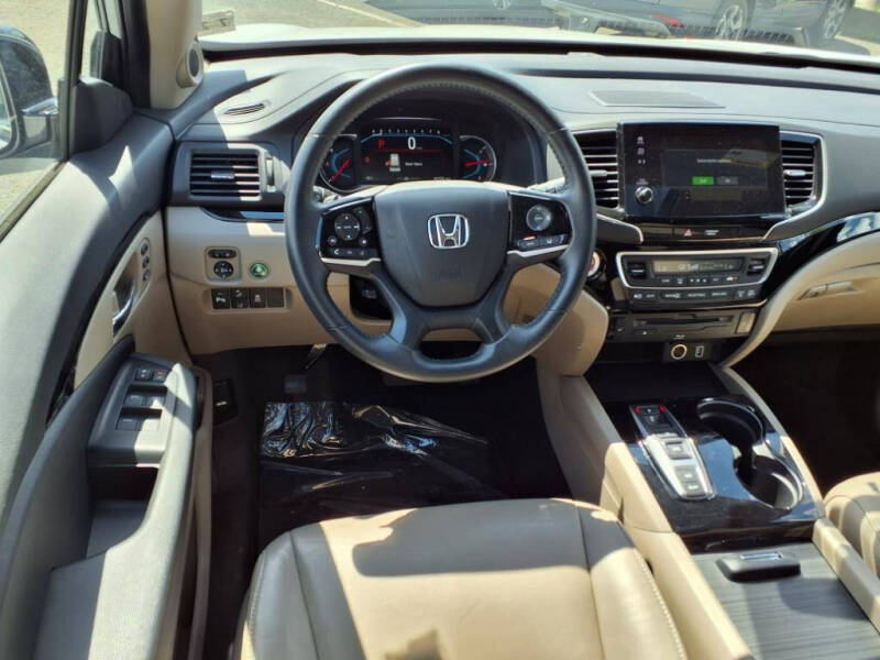2022 Honda Pilot Touring w/Rear Captain's Chairs