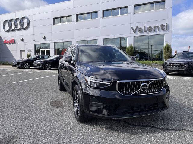 2025 Volvo XC40 B5 Core Bright Theme