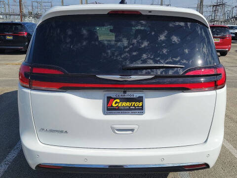 2026 Chrysler Pacifica Select