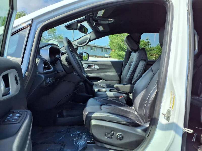2024 Chrysler Pacifica Plug-In Hybrid Select