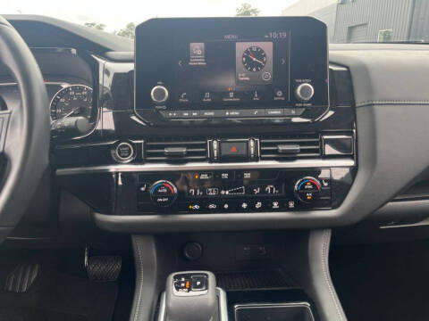 2024 Nissan Pathfinder SV