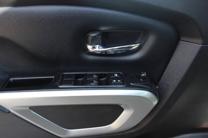 2017 Nissan Titan SV