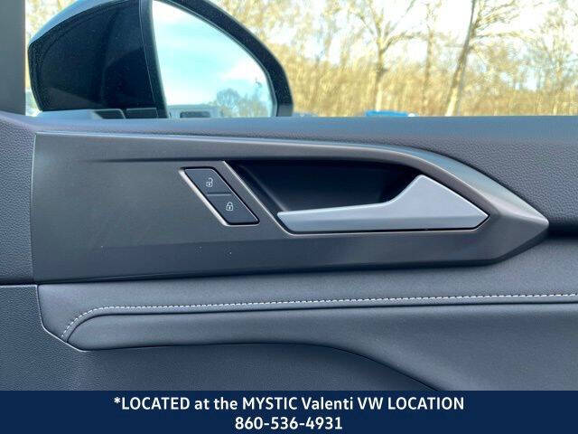 2025 Volkswagen Taos SE Black 4Motion