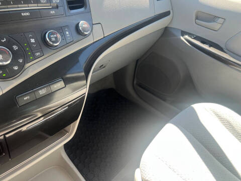 2011 Toyota Sienna LE 8-Passenger
