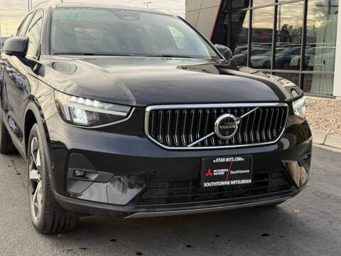 2025 Volvo XC40 B5 Plus Bright Theme