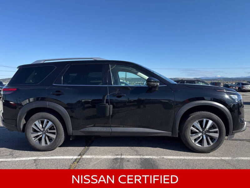 2025 Nissan Pathfinder SL