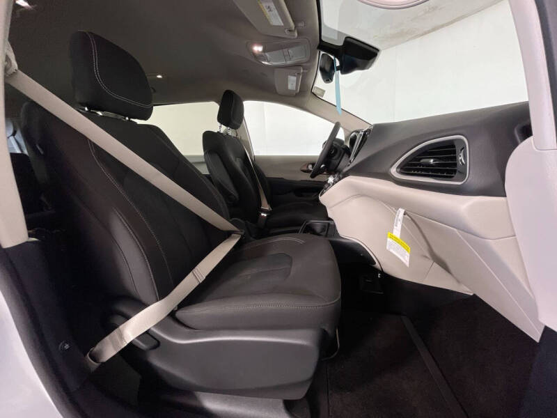 2024 Chrysler Voyager LX