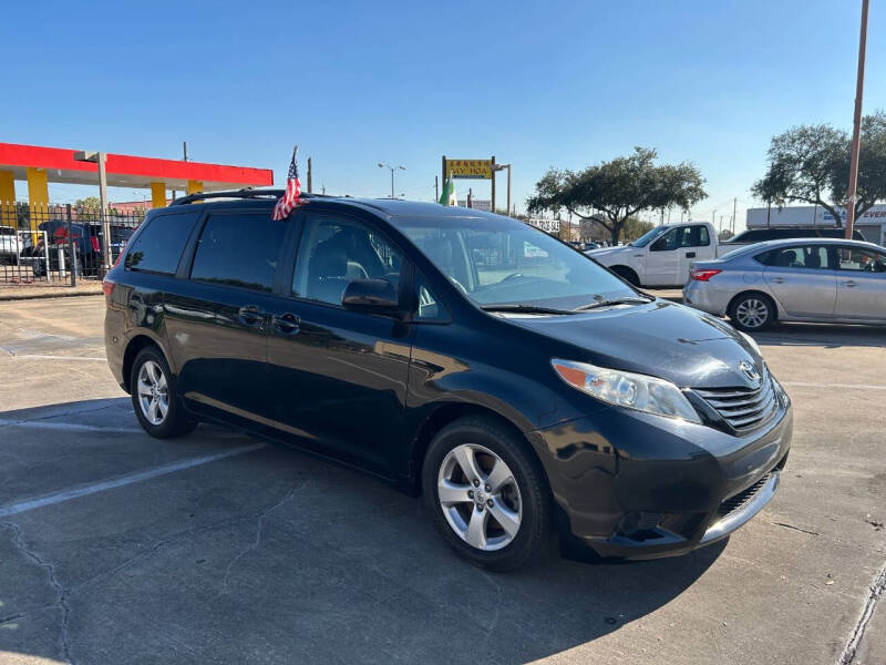 2015 Toyota Sienna LE photo 3