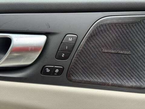 2025 Volvo XC60 B5 Plus Dark Theme
