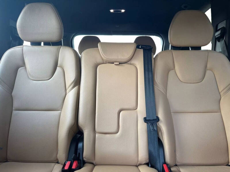 2017 Volvo XC90 T6 Momentum