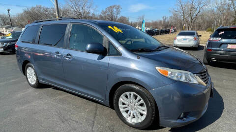 2014 Toyota Sienna for sale at North American Credit Inc. in Waukegan IL