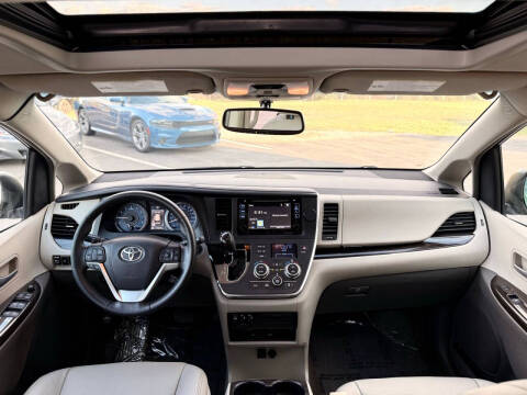 2017 Toyota Sienna XLE Premium 8-Passenger