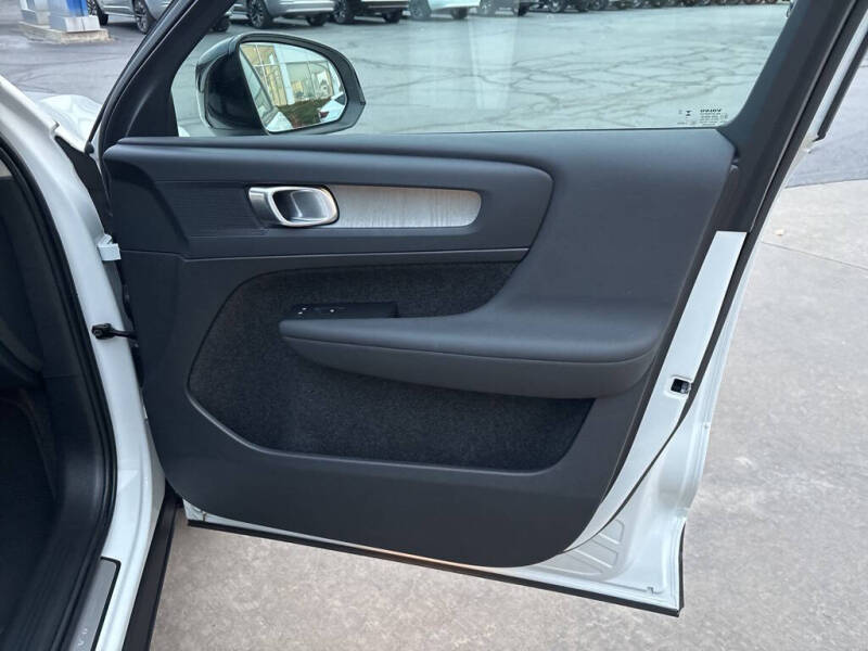 2025 Volvo XC40 B5 Plus Dark Theme