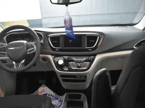 2023 Chrysler Voyager LX