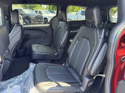 2027 Chrysler Pacifica Select