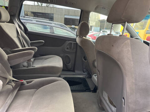 2004 Toyota Sienna LE 7 Passenger