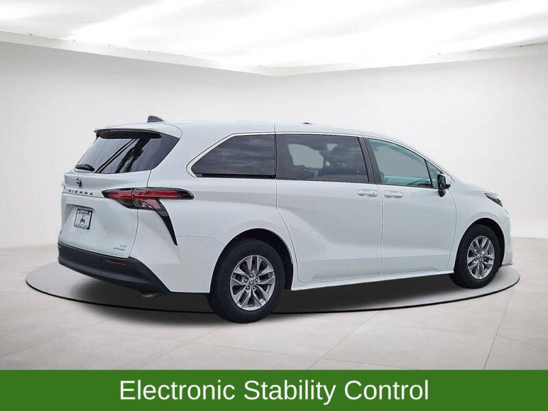 2022 Toyota Sienna LE 8-Passenger