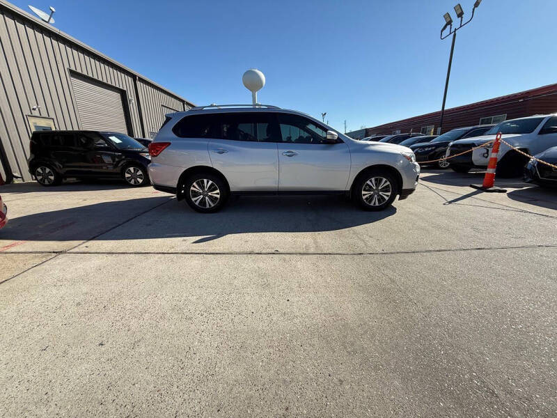 2017 Nissan Pathfinder SV