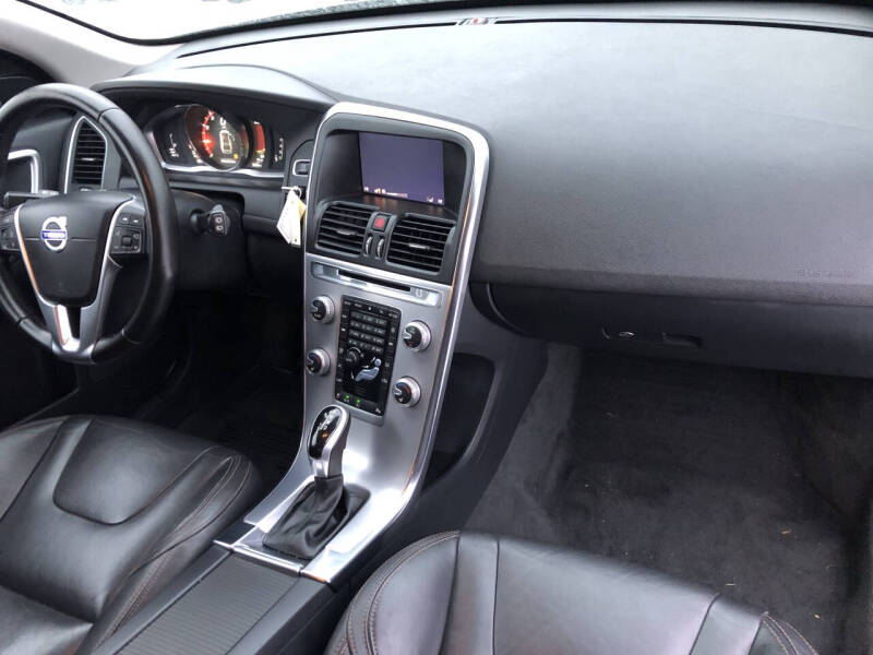 2017 Volvo XC60 T5 Dynamic