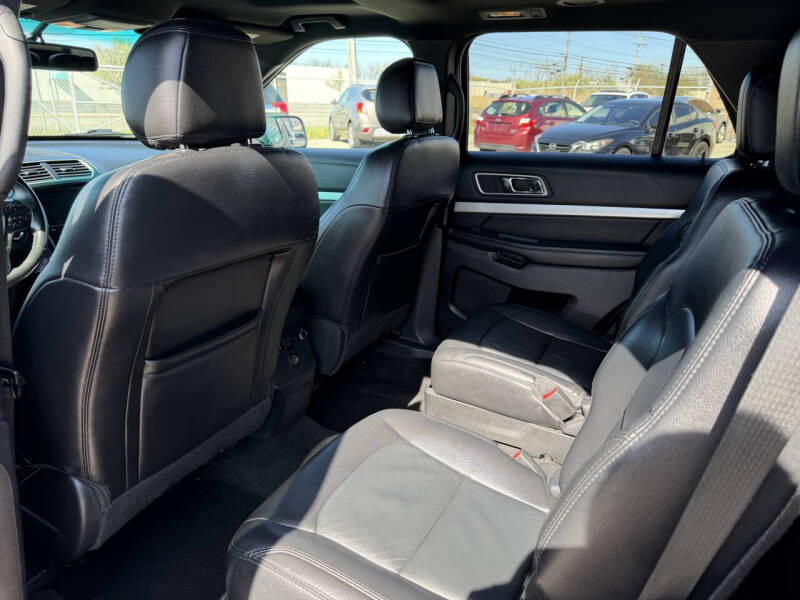 2016 Ford Explorer XLT - Photo 13