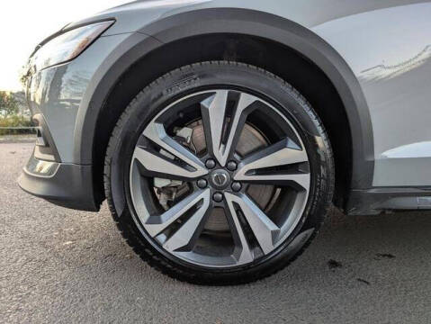 2025 Volvo V60 Cross Country B5 Plus