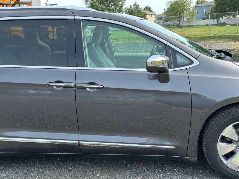 2017 Chrysler Pacifica Hybrid Platinum