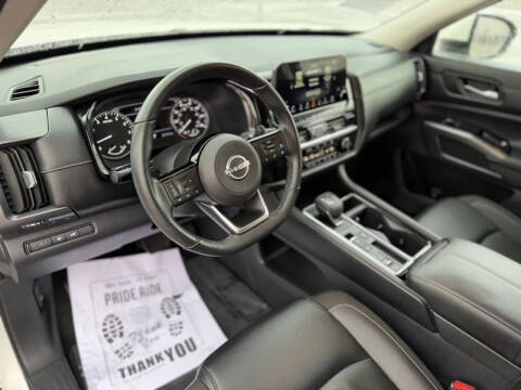 2023 Nissan Pathfinder SL