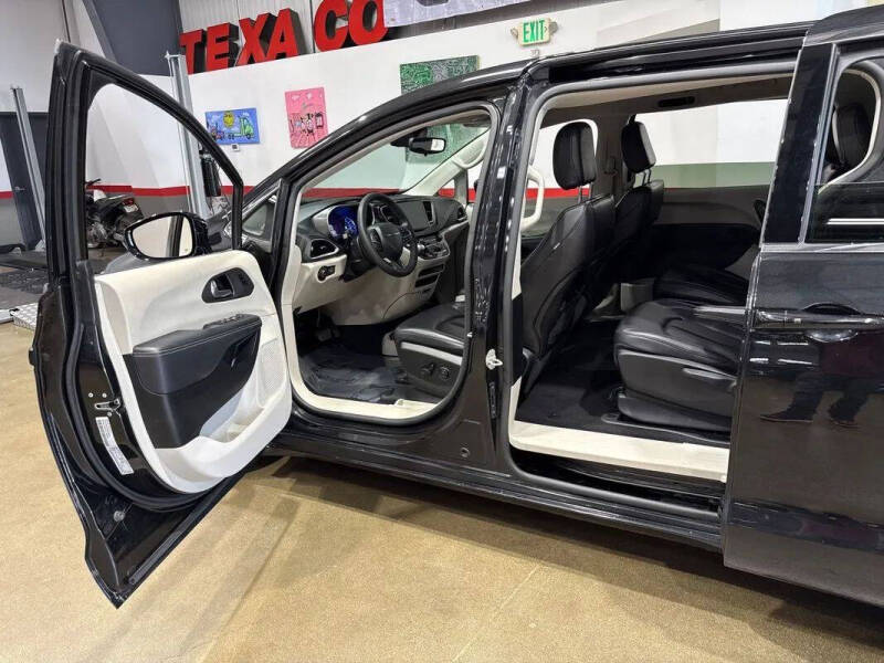 2024 Chrysler Pacifica Plug-In Hybrid Select