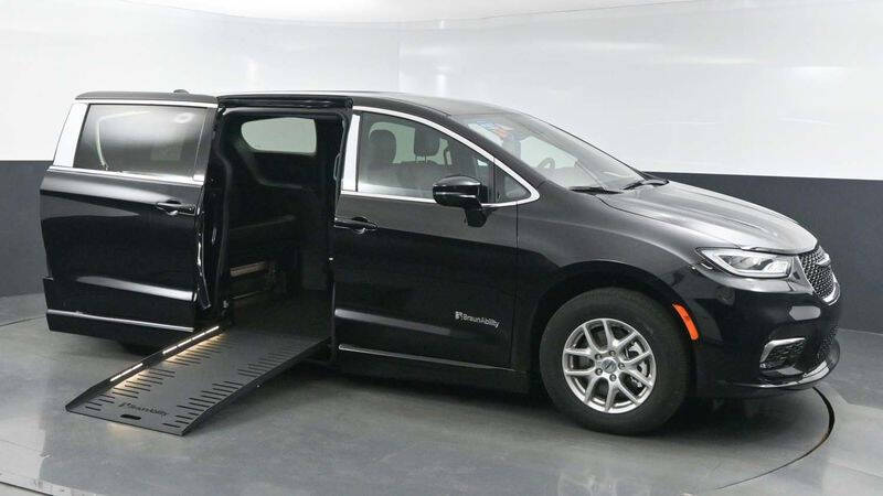 2025 Chrysler Pacifica Select's photo