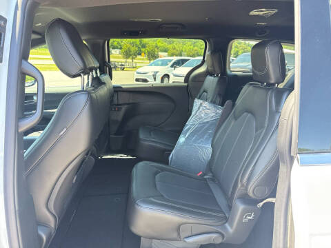 2027 Chrysler Pacifica Select