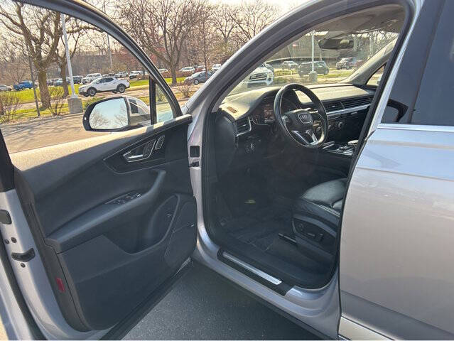 Used 2019 Audi Q7 SE Premium Plus with VIN WA1LAAF75KD019802 for sale in Madison, WI
