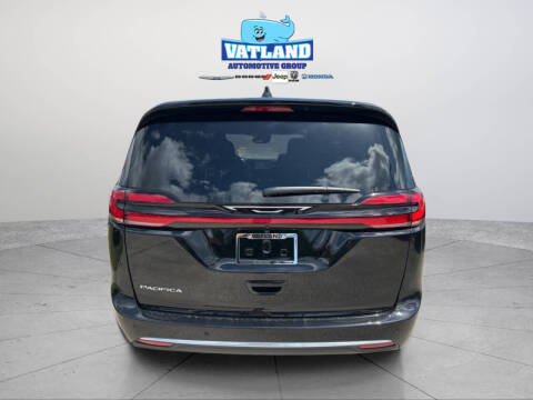 2027 Chrysler Pacifica Select