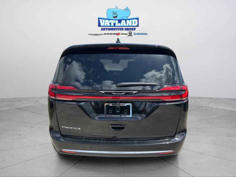 2027 Chrysler Pacifica Select