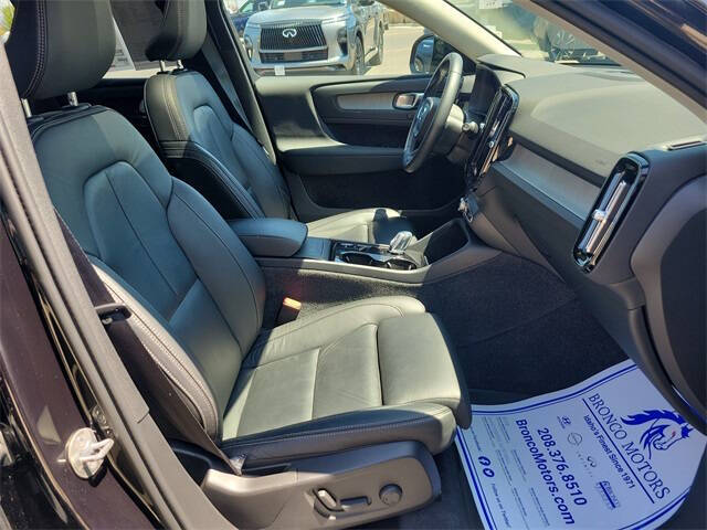 2023 Volvo XC40 B5 Plus Dark Theme