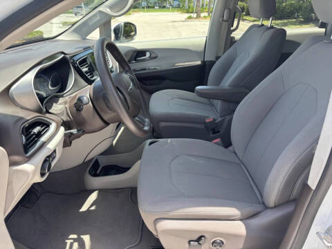 2021 Chrysler Voyager LX